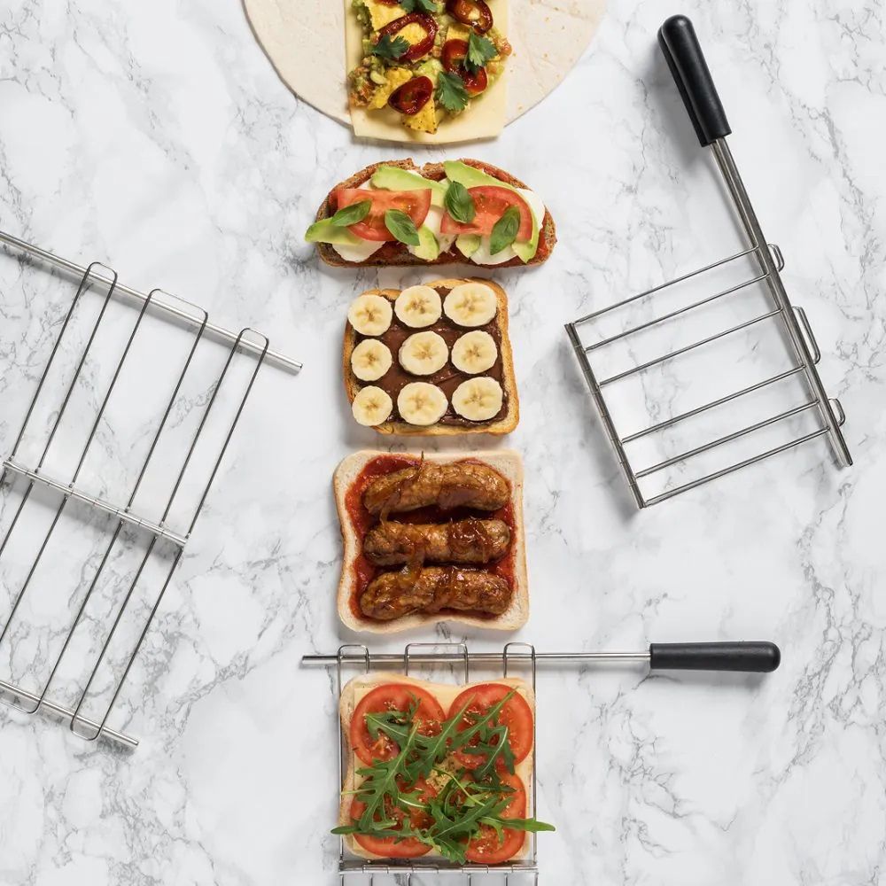 Verschieden belegte Toasts mit Sandwichzangen Verschieden belegte Toasts mit Sandwichzangen
