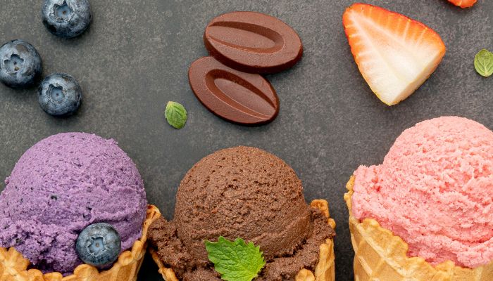 Eiskugel in verschiedenen Geschmacksrichtungen im knusprigen Waffelhörnchen Eiskugel in verschiedenen Geschmacksrichtungen im knusprigen Waffelhörnchen