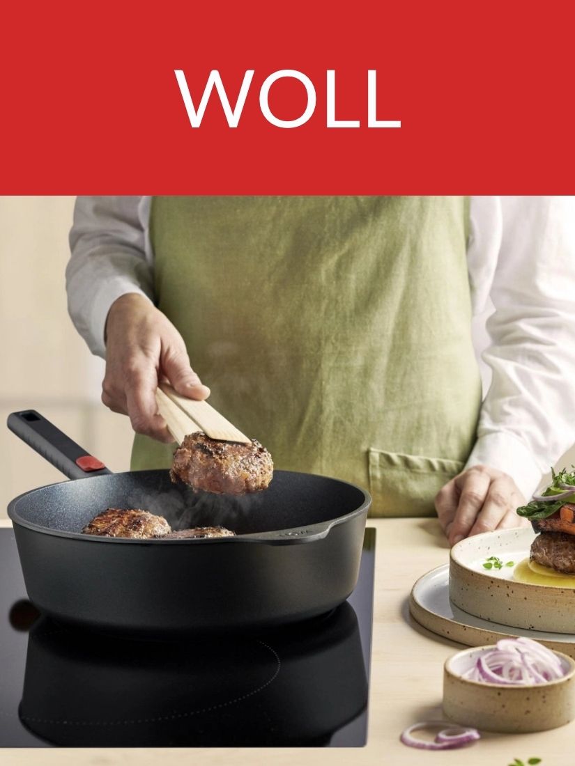 Banner Der Marke Woll Schrift mit rotem Hintergrund und zwei Bildern von einem Topf und einer Pfanne in Anwendung