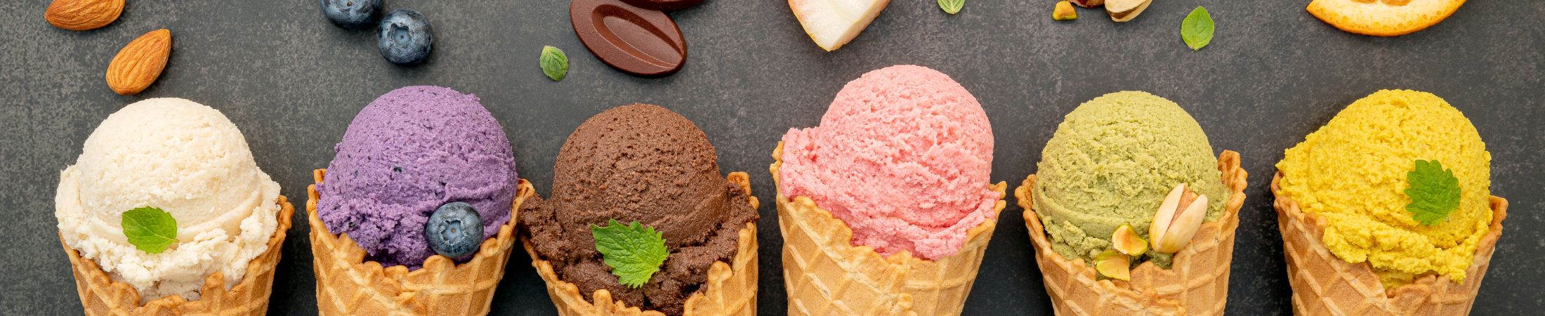 Eiskugel in verschiedenen Geschmacksrichtungen im knusprigen Waffelhörnchen Eiskugel in verschiedenen Geschmacksrichtungen im knusprigen Waffelhörnchen