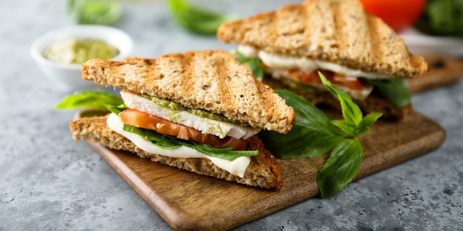 Tomate-Mozzarella-Pesto-Sandwich Tomate-Mozzarella-Pesto-Sandwich