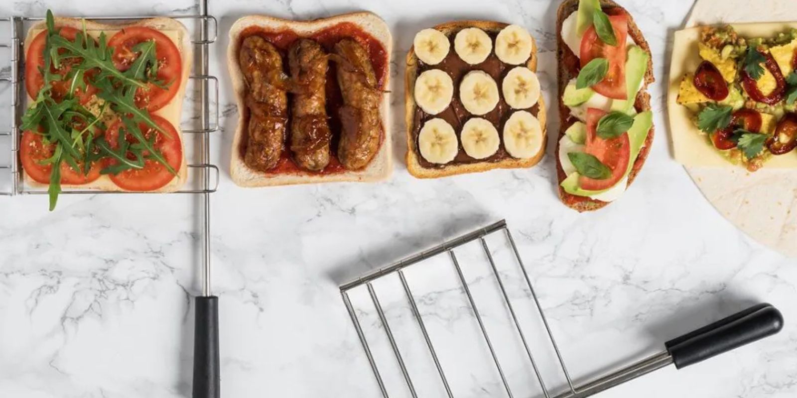 Verschieden belegte Toasts mit Sandwichzangen Verschieden belegte Toasts mit Sandwichzangen