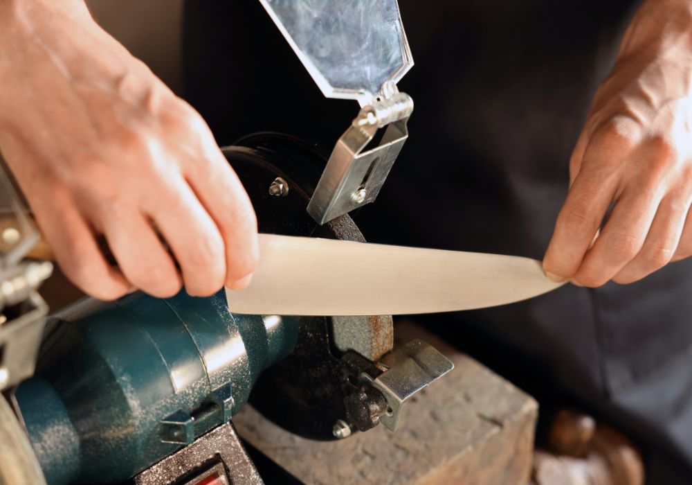 Messer wird geschliffen