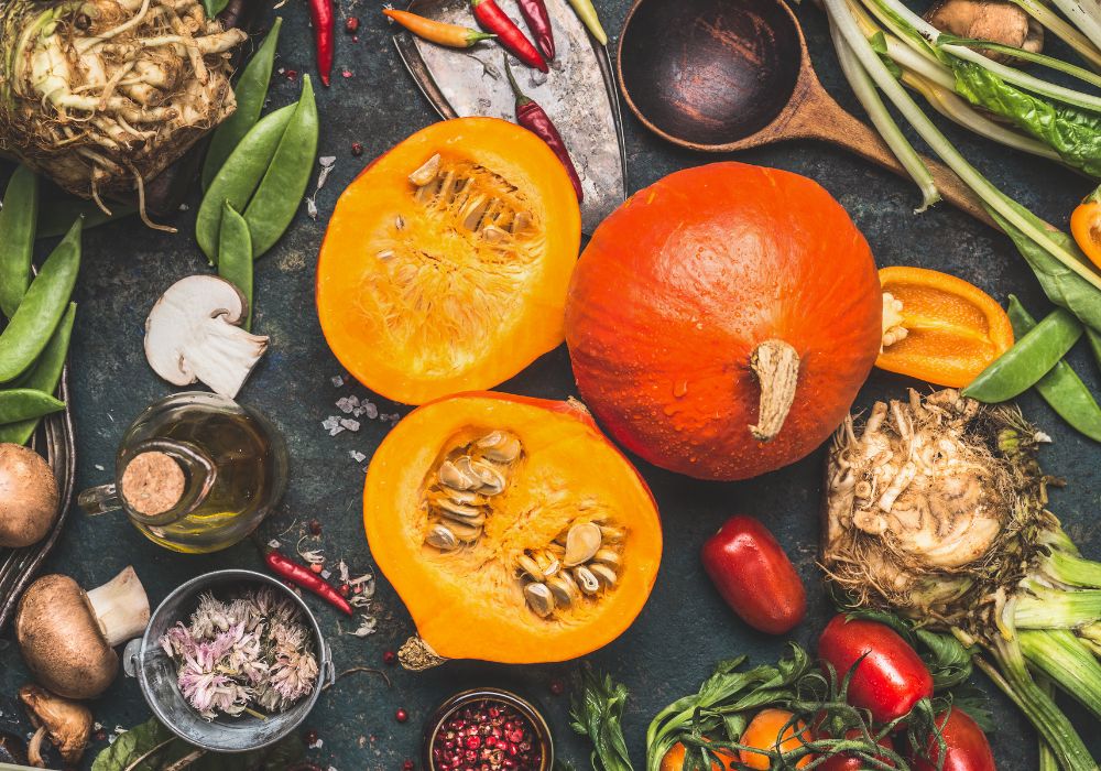 Zutaten Kürbissuppe mit aufgeschnittenem Kürbis