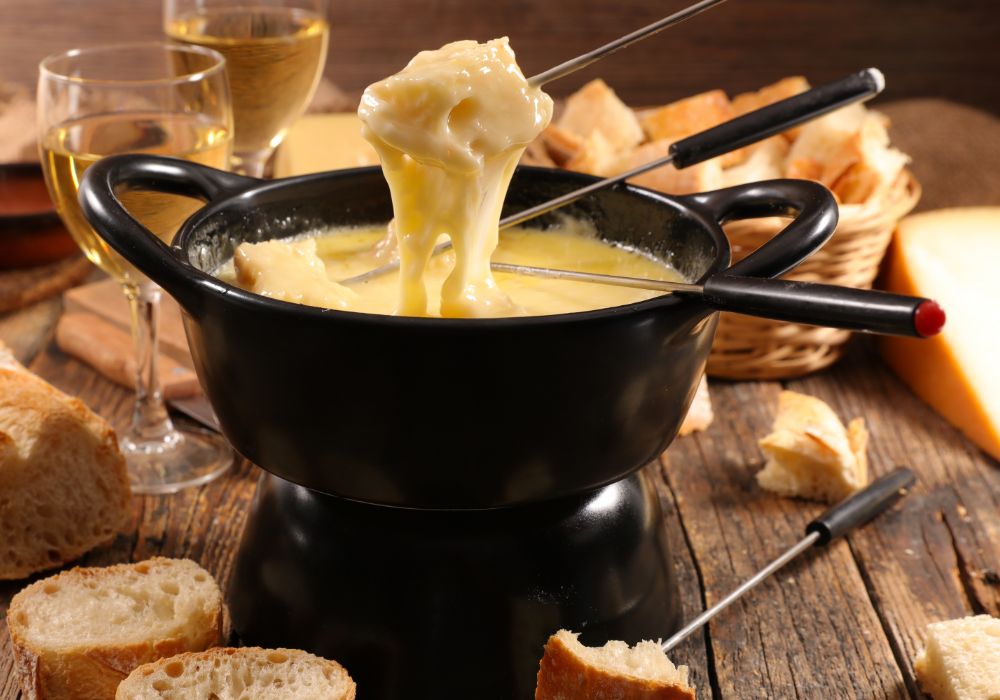 K&auml;sefondue mit beilagen in Weihnachtlichem Hintergrund