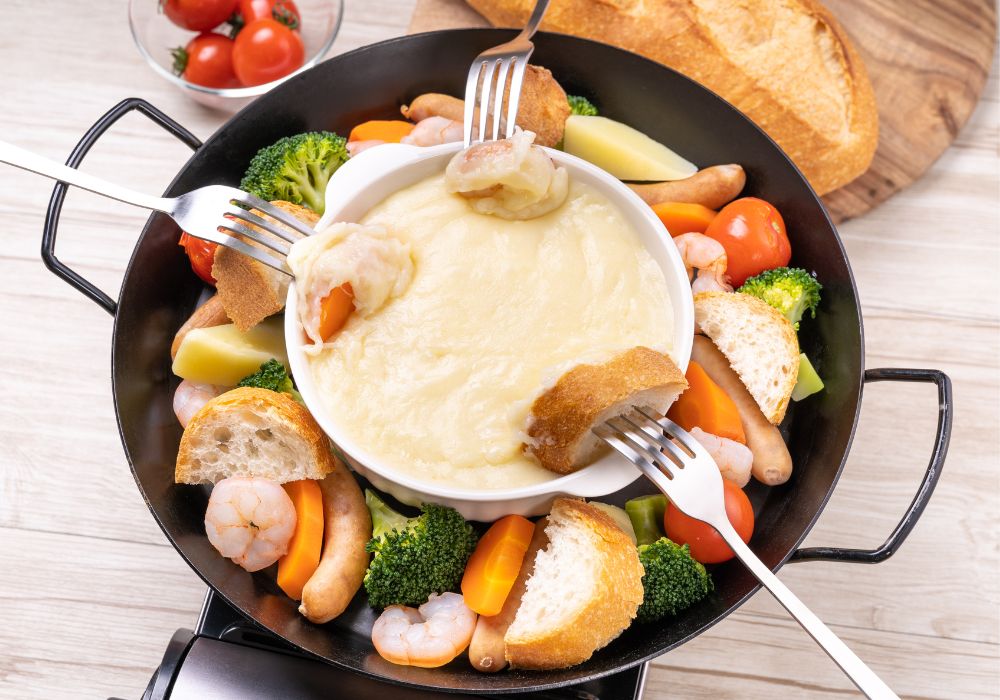 K&auml;sefondue mit Gem&uuml;se und Brot als Beilage 