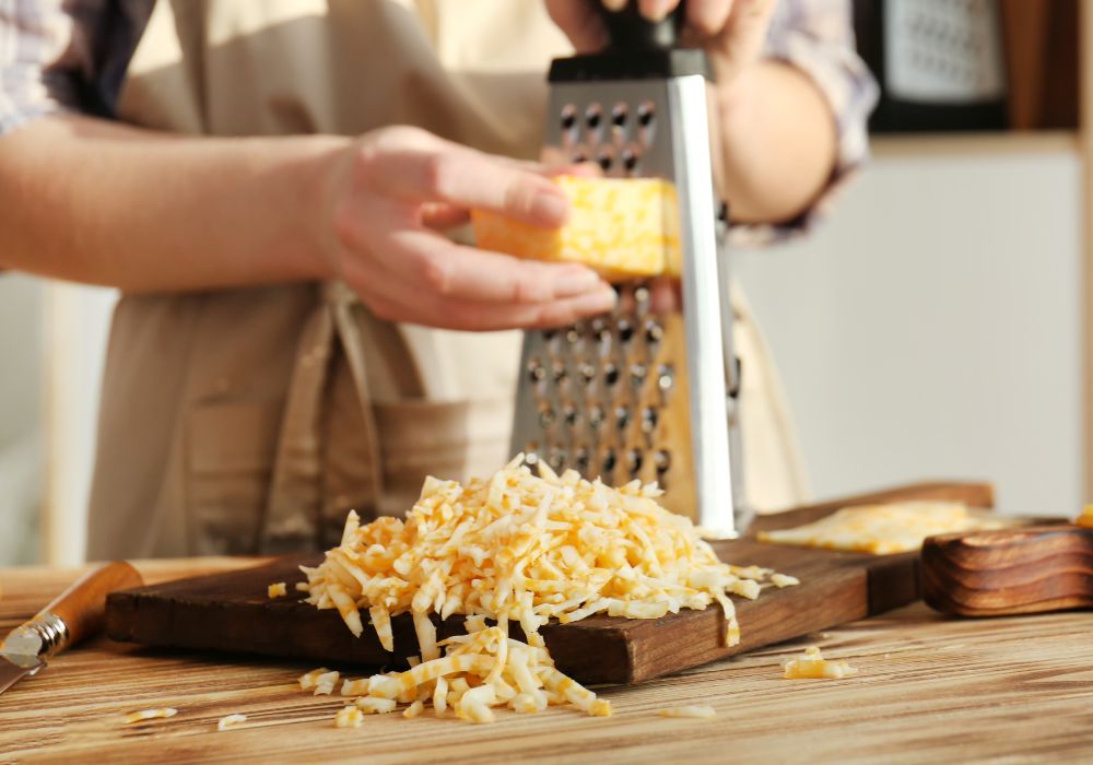 Reibe mit geriebenem K&auml;se 