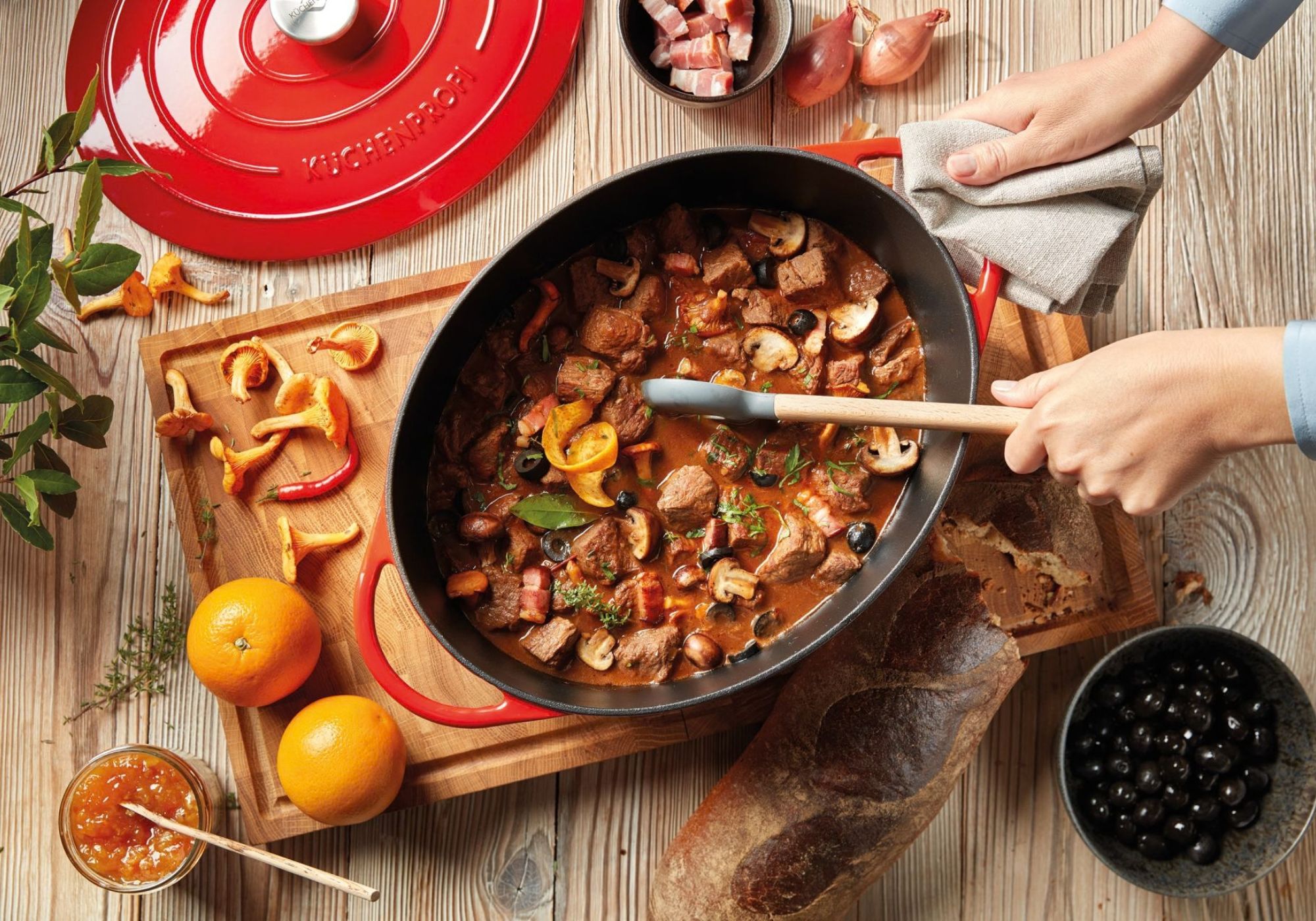Boeuf Bourguignon im roten ovalen Gusseisenbräter von KÜCHENPROFI
