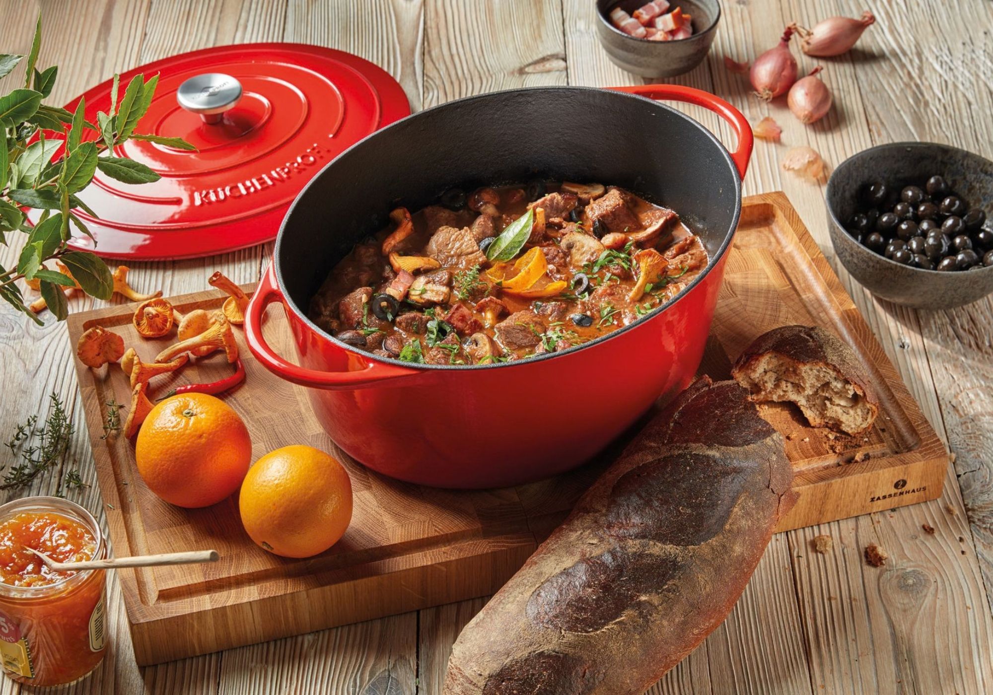 Boeuf Bourguignon im roten ovalen Gusseisenbräter von KÜCHENPROFI