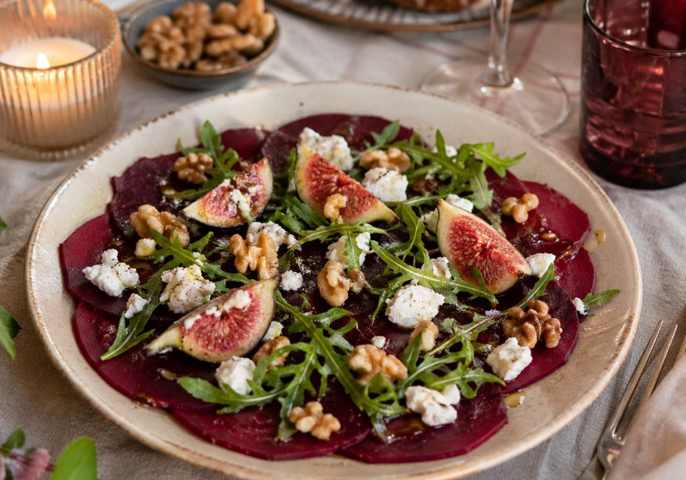 Rote Bete Capatio mit Ziegenkäse, Feigen und Rucola