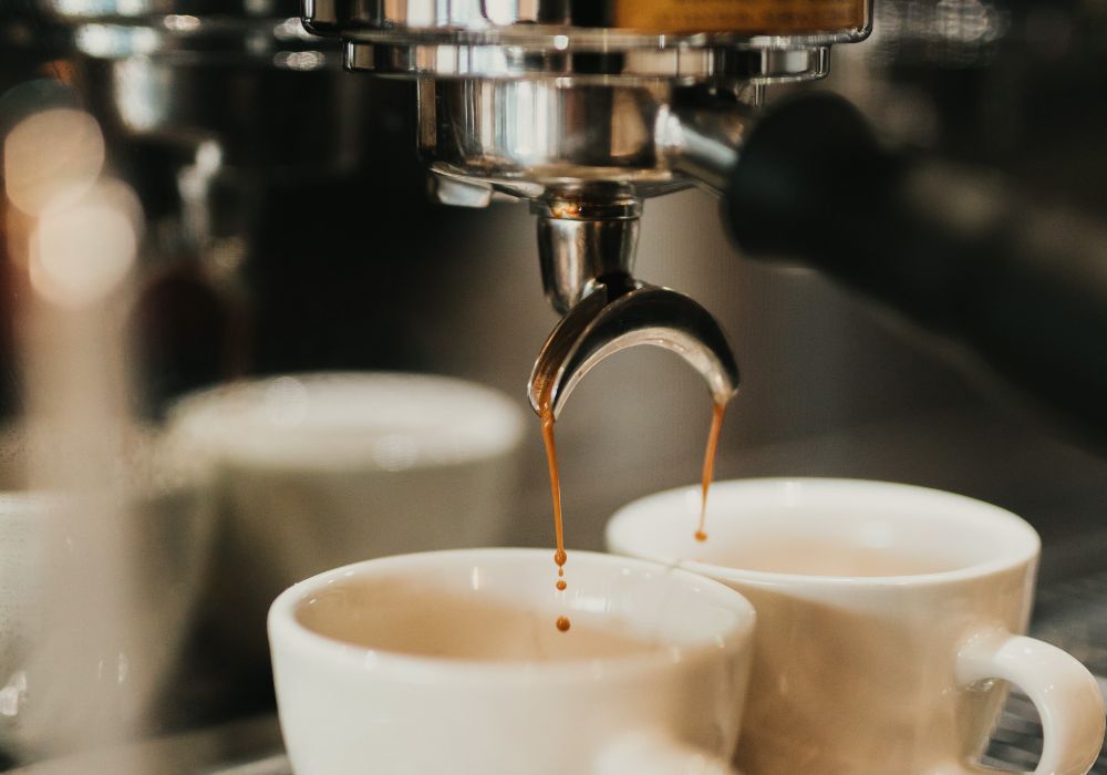 Frischer Espresso läuft aus der Siebträgermaschine