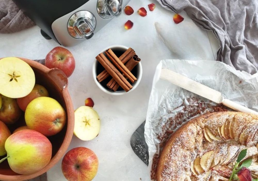 Apfelkuchen, Küchenmaschine und Zimtstäben