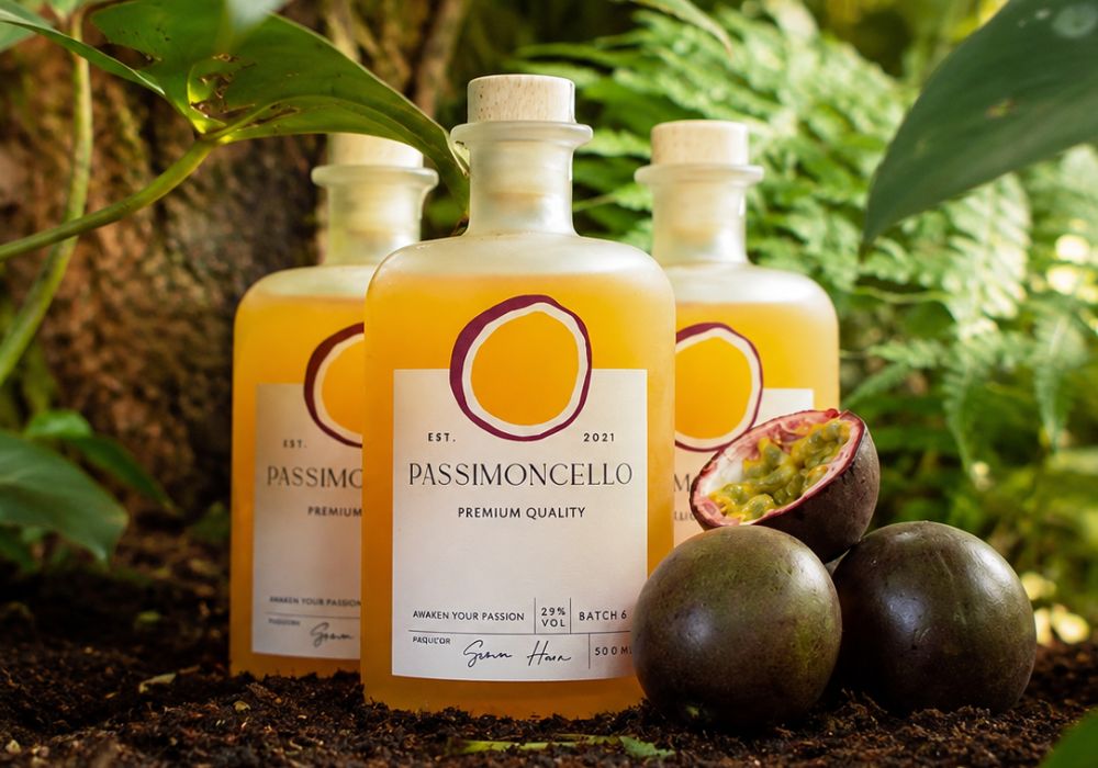 Passimoncello Lik&ouml;r mit frischen Passionsfr&uuml;chten in tropischer Umgebung