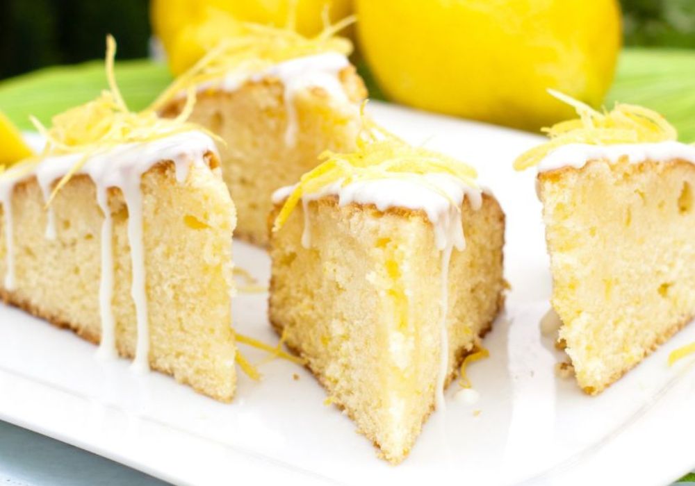 Ansicht von Zitronenkuchen Stücken mit Zuckerglasur und Zitronenschalen verziert.
