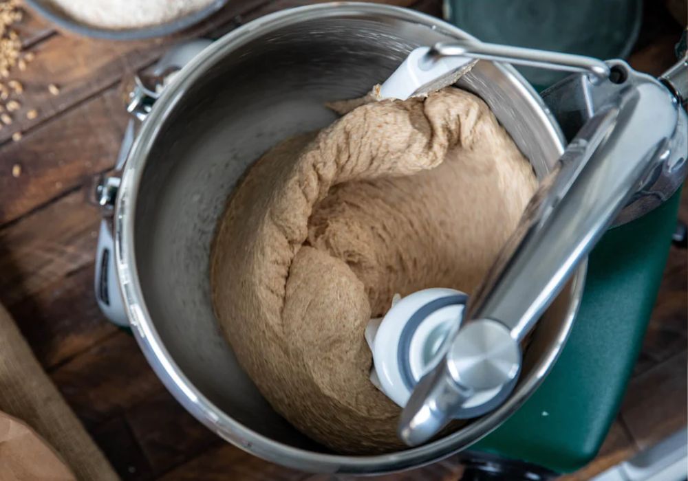 Ankarsrum Küchenmaschine von oben mit Teig im inneren