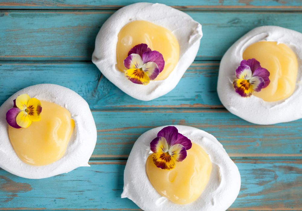 Pavlovas mit selbstgemachtem Lemon Curd Pavlovas mit selbstgemachtem Lemon Curd