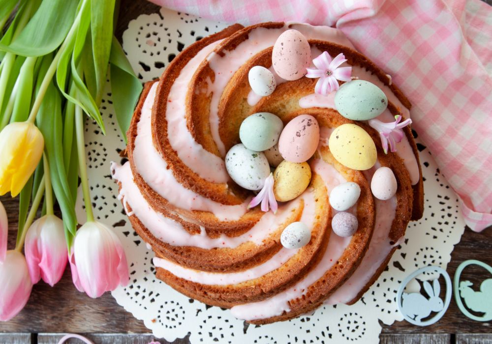 Zitronen-Joghurt-Gugelhupf mit rosa Hibiskusglasur Zitronen-Joghurt-Gugelhupf mit rosa Hibiskusglasur