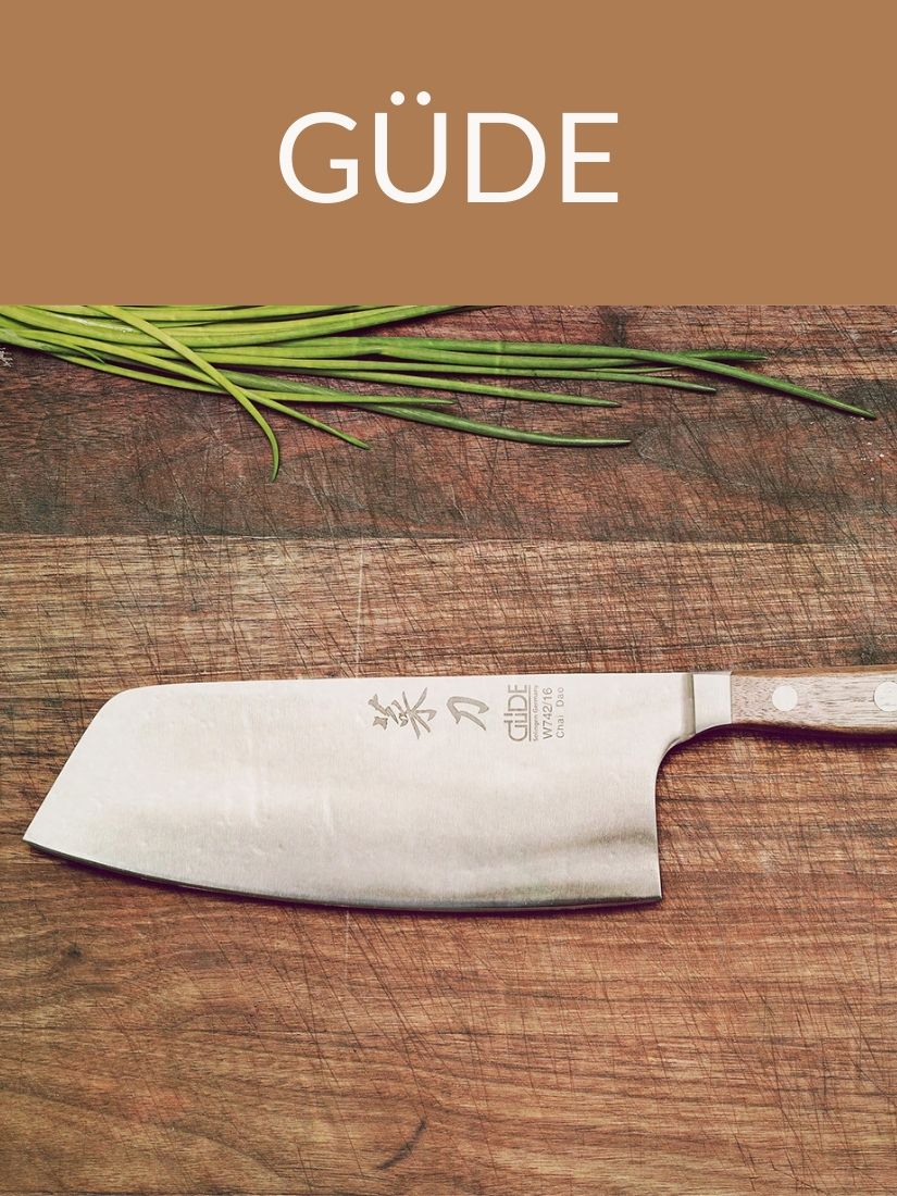 Güde Banner mit 2 verschiedenen Messer Motiven auf einem Holztisch