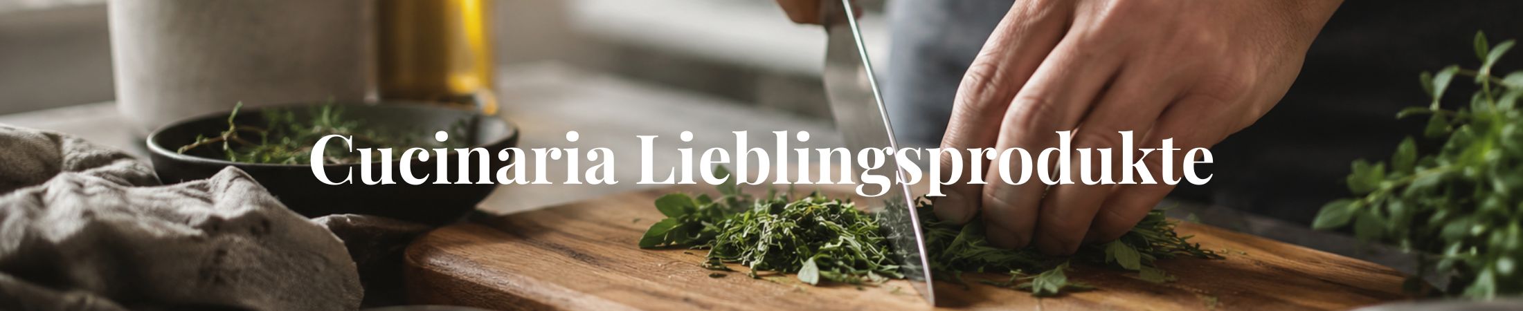 "Cucinaria Lieblingsprodukte" Bild: Person schneidet frische Kr&auml;uter mit Kochmesser