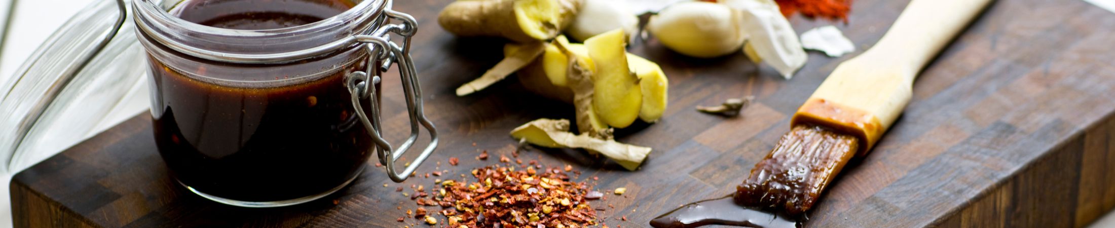 Frische Marinade im Glas mit Pinsel zum Bestreichen