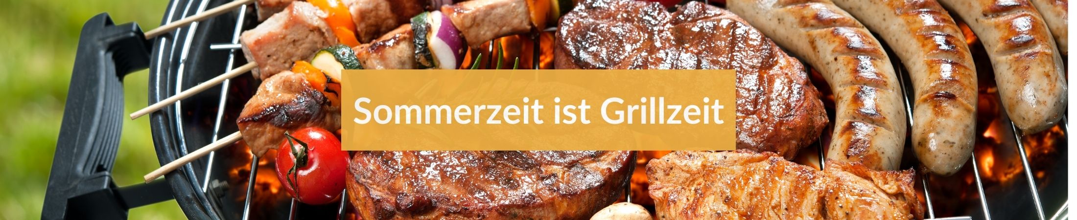 Grill belegt mit leckerem Grillgut. Sommerzeit ist Grillzeit. Grill belegt mit fertig gegrilltem Fleisch. Text: "Sommerzeit ist Grillzeit"
