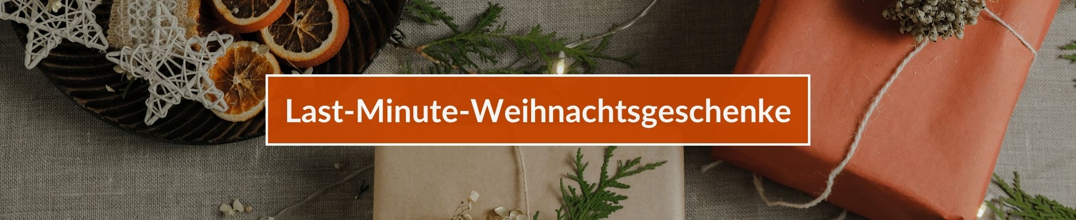 Käsefondue mit Zutaten auf einem gedeckten Tisch Käsefondue mit Zutaten auf einem gedeckten Tisch