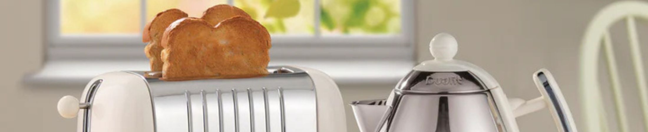 Toaster mit frischem Toastbrot Toaster mit frischem Toastbrot
