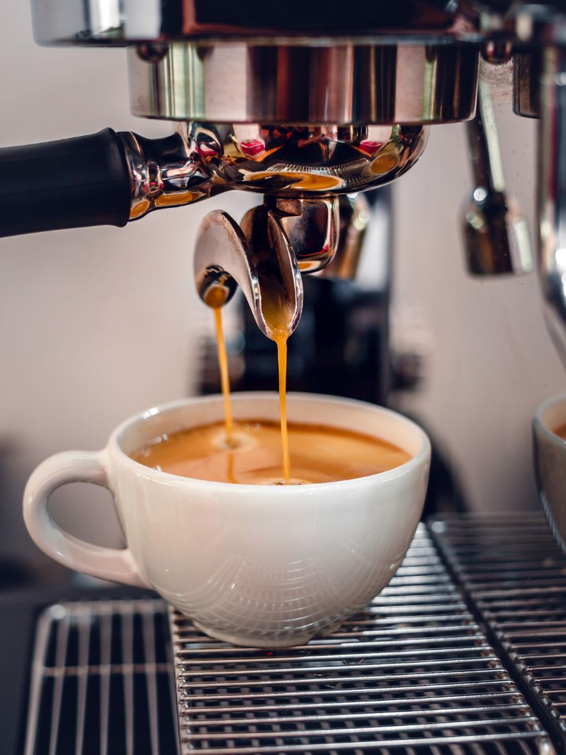 Online Terminbuchung - Siebträgermaschinen - Bilder mit verschiedenen Siebträgern und frischem Kaffee