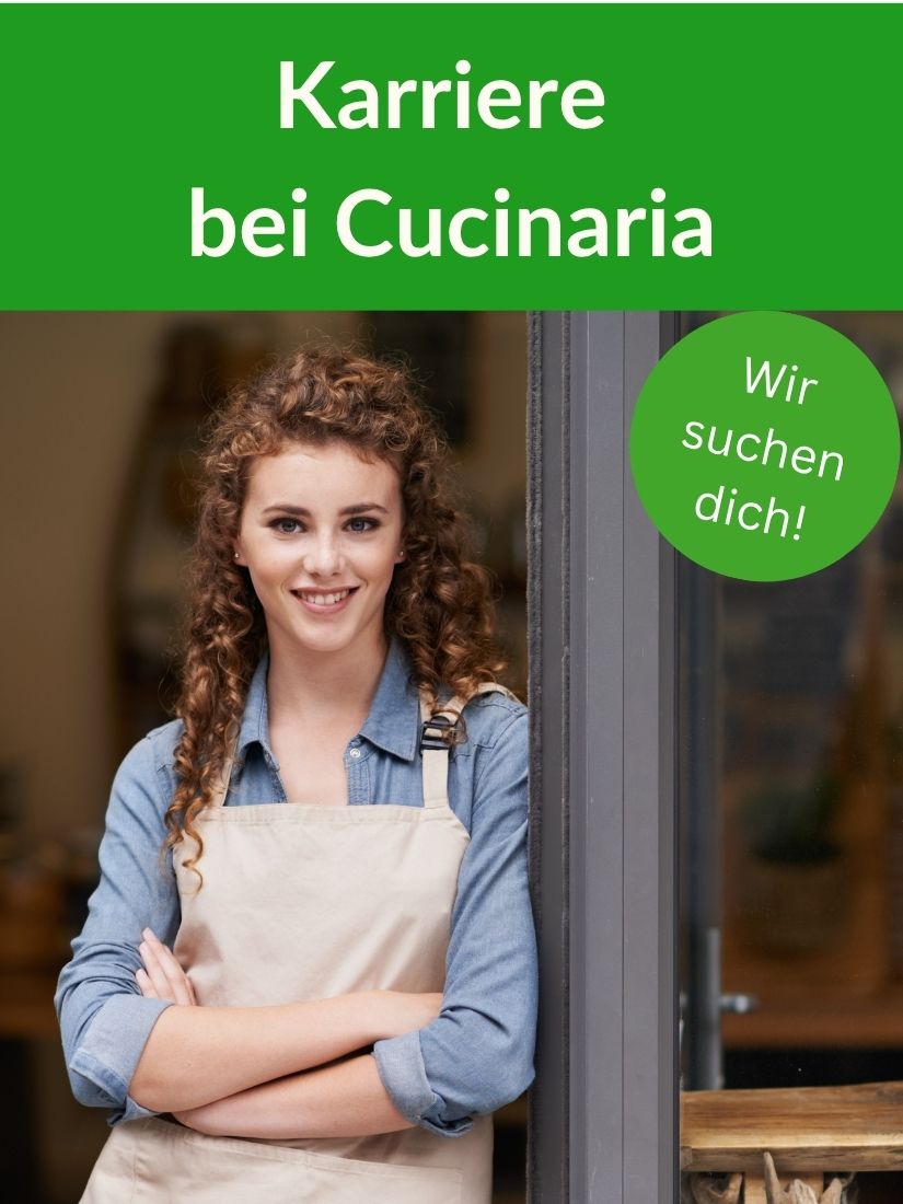 Karriere bei Cucinaria. Freundliche Frau steht im Eingang eines Ladengeschäfts. Wir suchen dich!