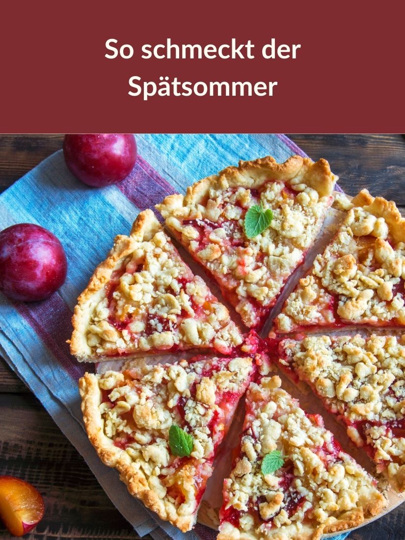Apfelkuchen mit Gittermuster, Pflaumenkuchen mit Streuseln Apfelkuchen mit Gittermuster, Pflaumenkuchen mit Streuseln und Text: "So schmeckt der Spätsommer"