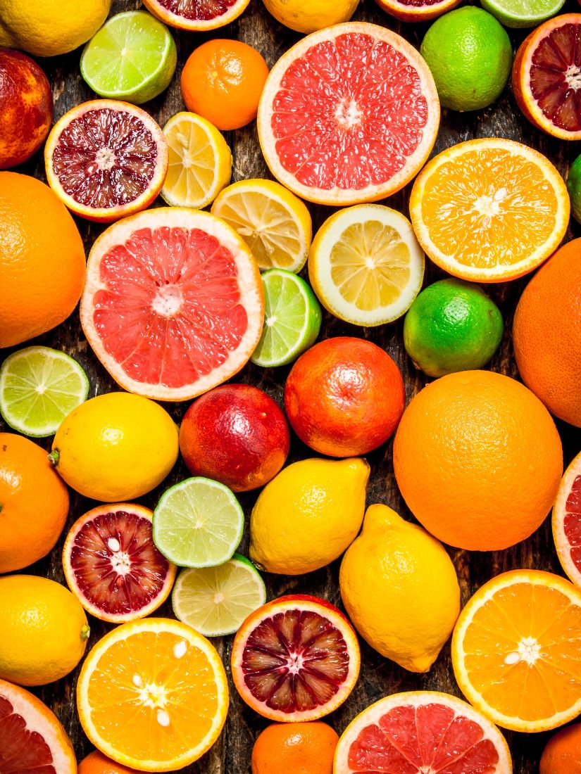 Banner mit verschidenen Zitrusfrüchten, ein Bild mit geschnittenen Früchten auf einem Schneidebrett und ein Korb mit Zitrusfrüchten, daneben Frischgepresster Saft