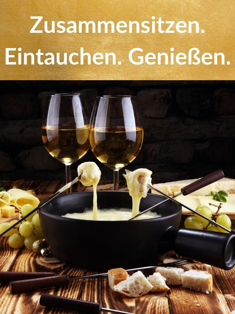 K&auml;sefondue mit Zutaten auf einem gedeckten Tisch