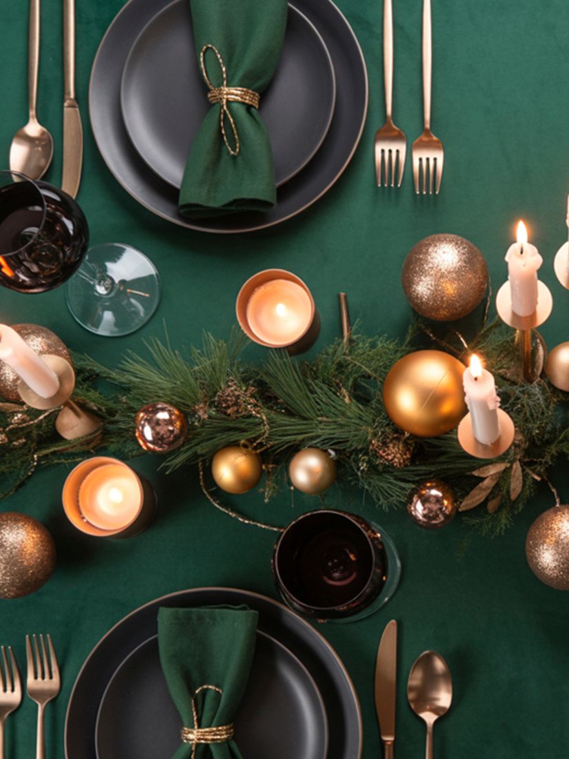 Festliche Tafel in gold-gr&uuml;n gedeckt