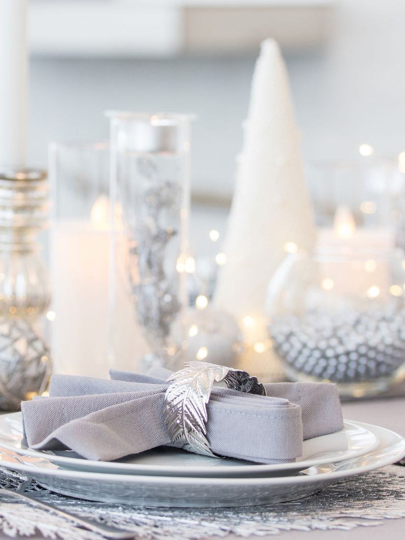 Winterlicher Tisch gedeckt mir viel Silber und Licht
