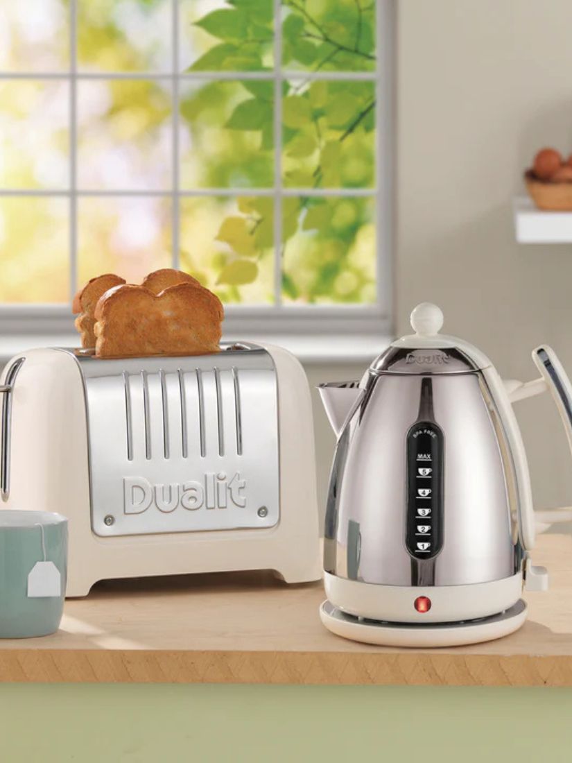 Toaster mit frischem Toastbrot Toaster mit frischem Toastbrot