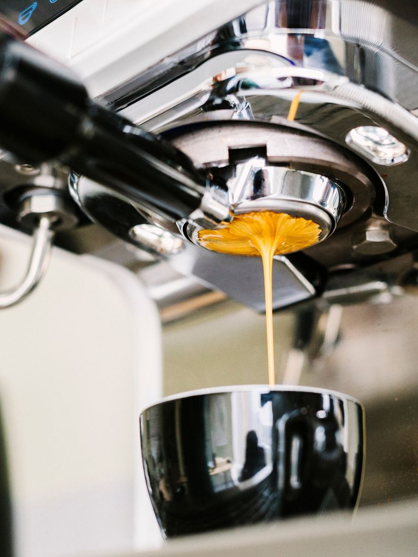 Espresso läuft durch ein Siebträger in eine Tasse und Bilder mit Siebträger und Tamper