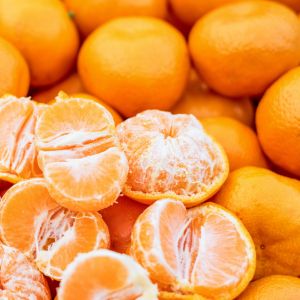 Mandarinen geschält und in einer Schale serviert