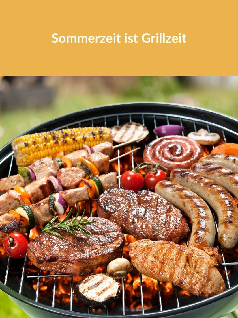 Grill belegt mit leckerem Grillgut. Sommerzeit ist Grillzeit. Grill belegt mit fertig gegrilltem Fleisch. Text: "Sommerzeit ist Grillzeit"