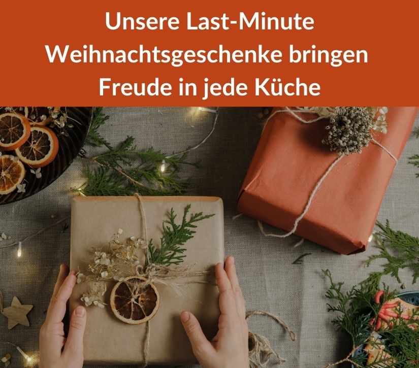 Käsefondue mit Zutaten auf einem gedeckten Tisch Käsefondue mit Zutaten auf einem gedeckten Tisch