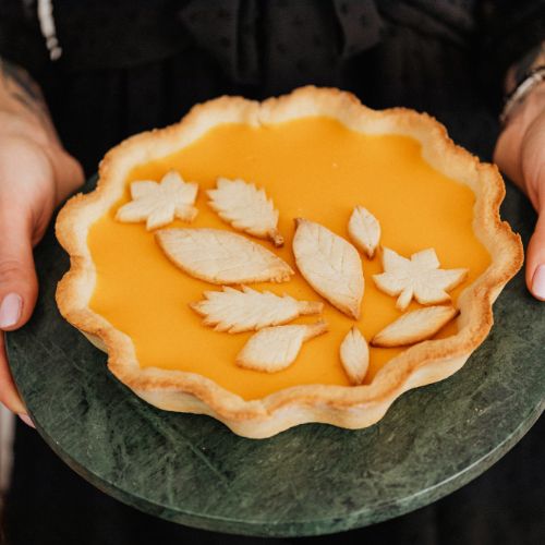 Kuchen verziert mit Plätzchen in Blattform