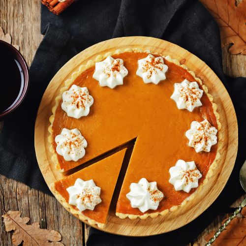 Kuchen verziert mit Sahnetupfern