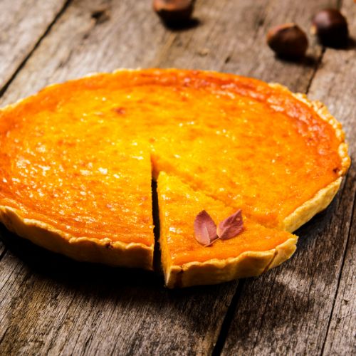 Kuchen überzogen mit Orangenmarmelade